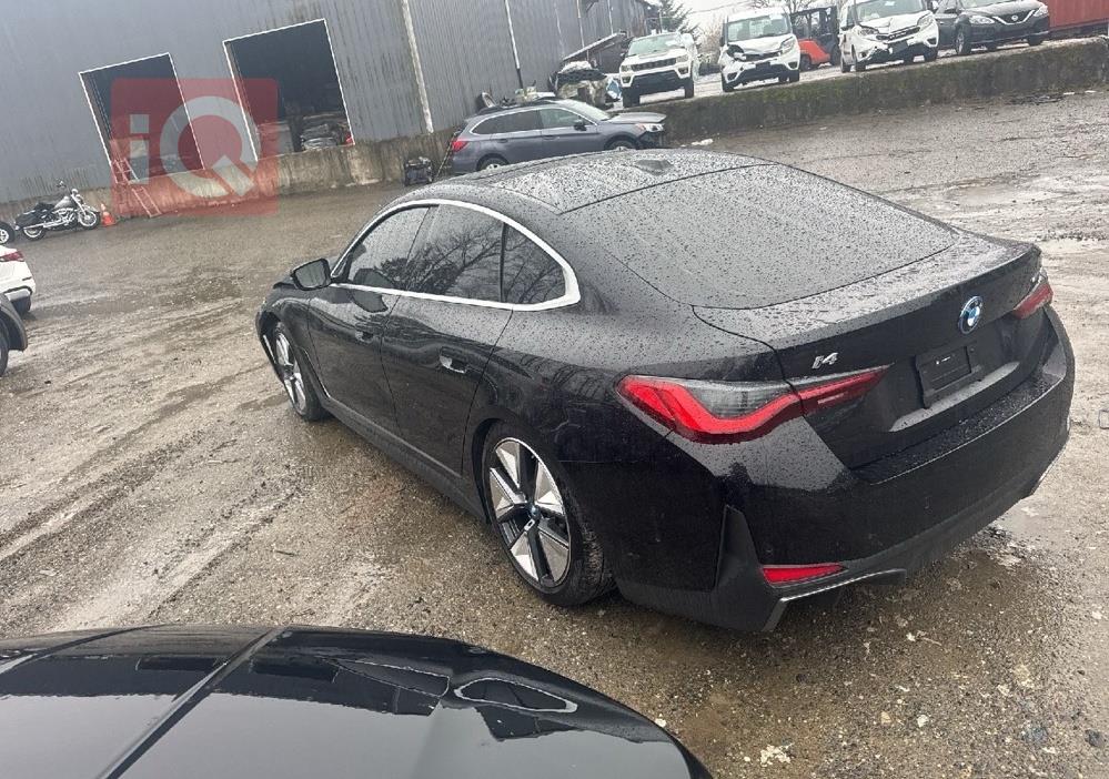 بی ئێم دەبڵیو i4